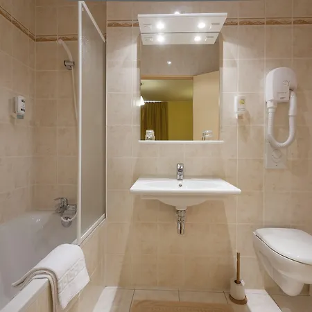 فندق Au Petit Saint Jean Centre 3*